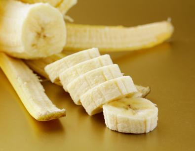 Ile kalorii ma banan? Ile waży banan? Jakie ma właściwości?